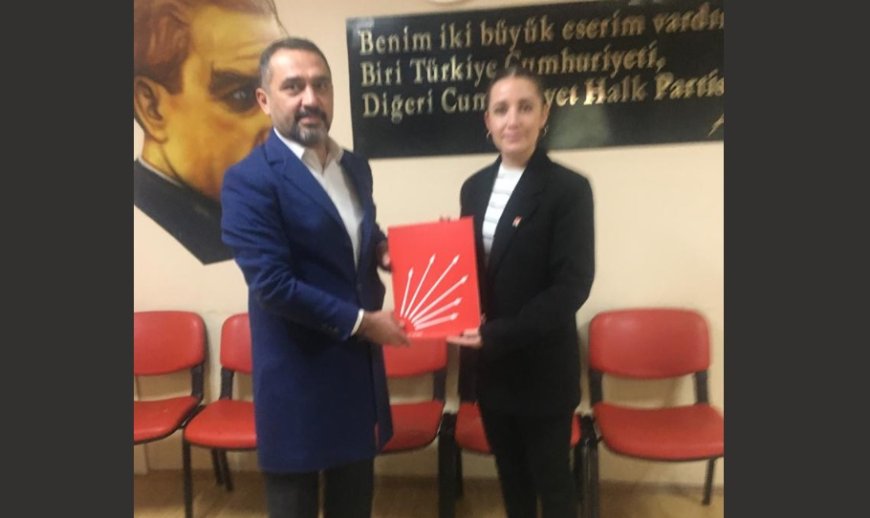 Av. Bektaş KÖSE, CHP Urla İlçe Başkanı Av. Pelin KARASAKAL'a Adaylık Dosyasını Teslim Etti