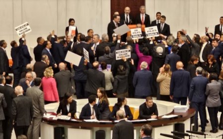 TBMM’de Can Atalay’ın vekilliği protestolar eşliğinde düşürüldü: Şimdi ne olacak?