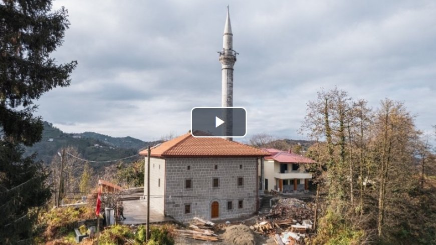 Rize'de Tarihi Cami, Yıldırım Çarpmasıyla Alev Aldı