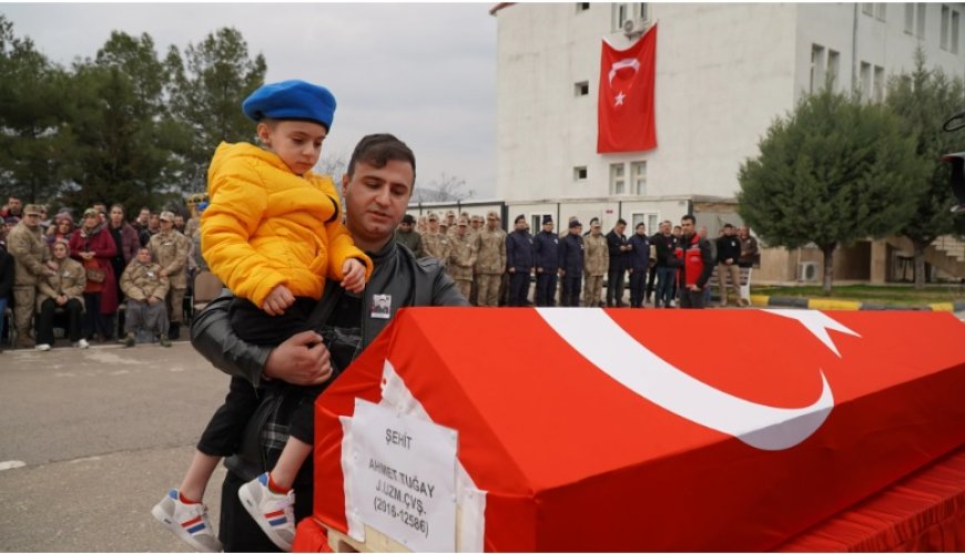 Sözün bittiği fotoğraf! Şehit çocuğunun gözyaşları...