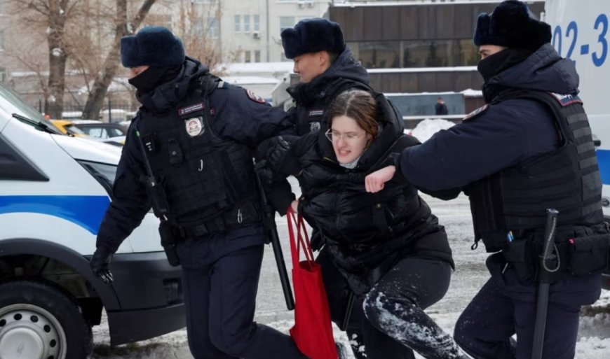 Rusya’da Navalni’yi anma törenlerinde en az 300 kişi gözaltına alındı