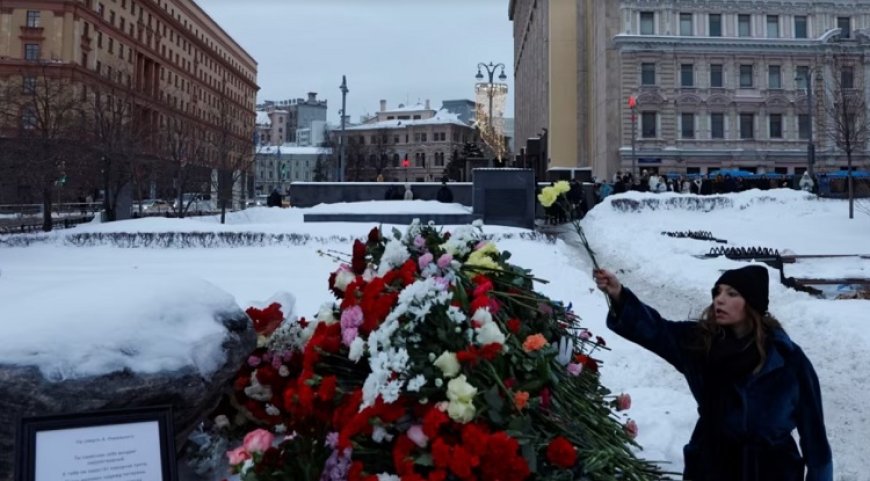 Tutuklanma riskine rağmen Ruslar Navalny anısına çiçekler bırakmaya devam ediyor