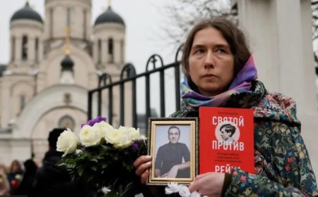 Aleksey Navalni'nin cenaze töreni: Moskova'da yoğun güvenlik önlemlerine rağmen binlerce kişi katıldı