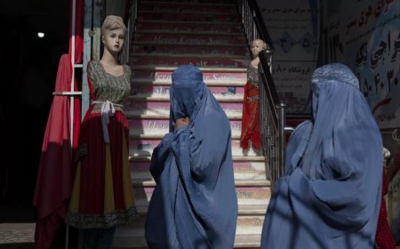 Afganistan'da burkalı iki kız kardeş şarkı söyleyerek, Taliban'a 'meydan okuyor'