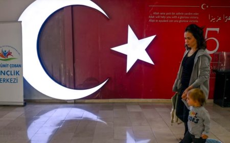 Siyasi parti liderleri ve adaylar oylarını kullanıyor