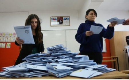 Dünyanın gözü Türkiye'de: Gazete ve ajanslardan yerel seçimler için ilk yorumlar geldi
