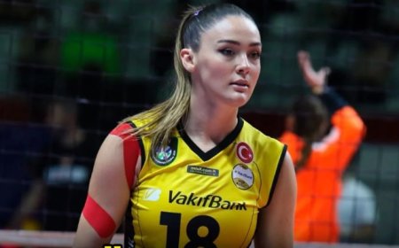 Eczacıbaşı yarı final ilk maçında Vakıfbank'ı devirdi.