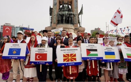 İmamoğlu Taksim’deki 23 Nisan törenine katıldı: Umarım çocuklarına mahcup olmayan yöneticiler oluruz