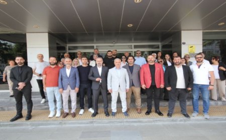 AK Parti Karşıyaka İlçe Başkanı, Maaş Mağduru İşçilere 1 Mayıs'ta Destek Verdi