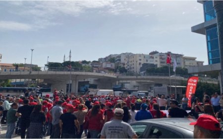 Bayraklı'da işçi grevi boyut atladı: Çöp arabalarını çektiler!