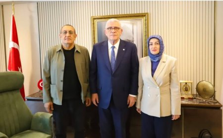İyi Parti lideri Müsavat Dervişoğlu, Eski Ülkü Ocakları Genel Başkanı Alişan Satılmış ve Ayşe Ateş'i ağırladı