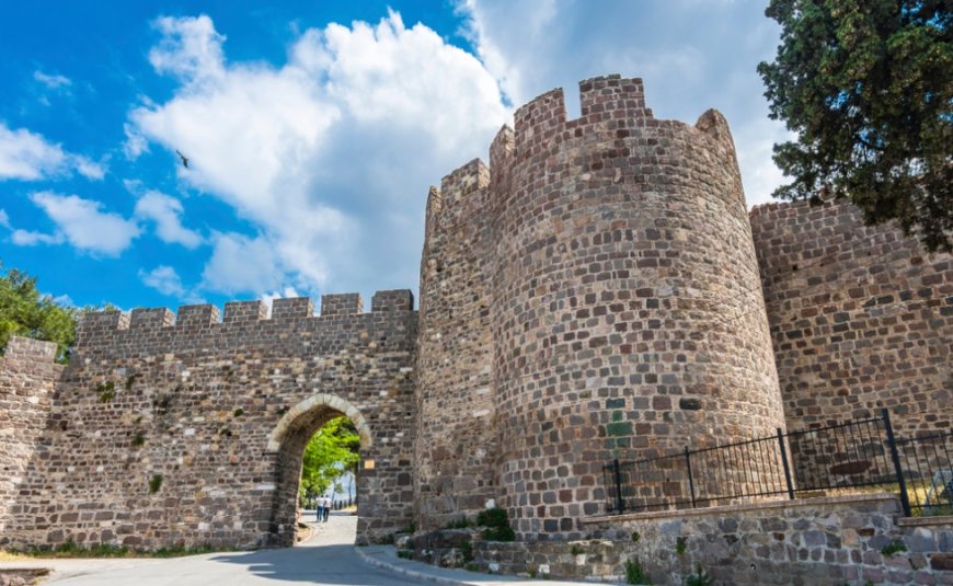 İzmir Kadifekale'yi kuran Hatşepsut mu, Belkıs mıydı?