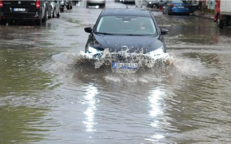 İzmir'i sel vurdu: 2 can kaybı