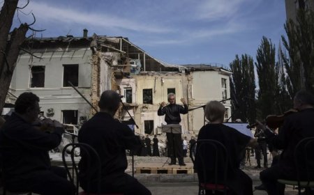 Rusya'nın çocuk hastanesine saldırısında ölenler için Kiev'de anma töreni düzenlendi