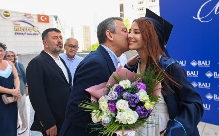 Özgür Özel'den Kızına Gurur Dolu Mesaj: "İpek, Bizleri Bir Kez Daha Gururlandırdı"
