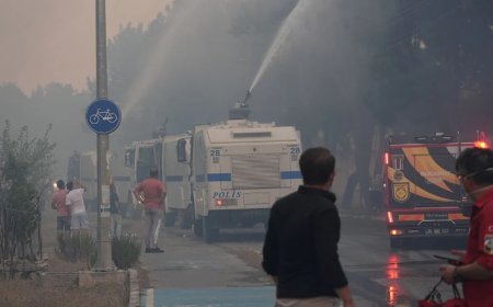 İzmir Buca'da yangına karşı mücadele: Alevler yerleşim yerlerine yaklaştı