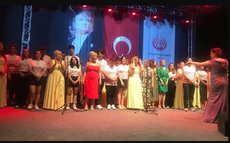 Despina Vandi'ye Tepki Bahane, Lal Denizli'den Siyasi İstismar Şahane!