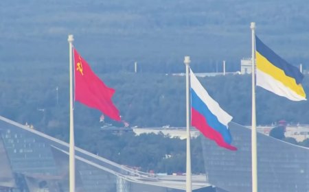 Rus donanma töreninde Sovyetler Birliği bayrağı göndere çekildi
