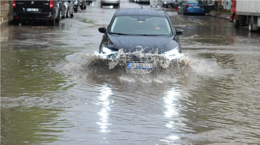 İzmir'i sel vurdu: 2 can kaybı