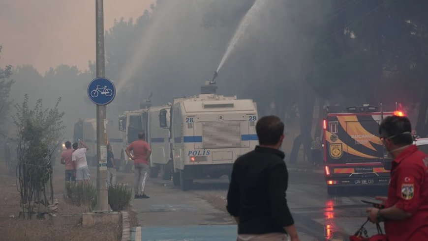 İzmir Buca'da yangına karşı mücadele: Alevler yerleşim yerlerine yaklaştı