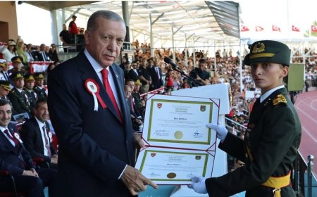 Türkiye, Teğmenlerin Ettiği Yemini ve Çekilen Kılıçları Tartışıyor!
