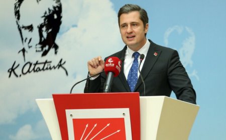 CHP Parti Sözcüsü  Deniz Yücel'den Teğmenlere Destek: Kılıç, Kınında Dursun Diye Verilmez
