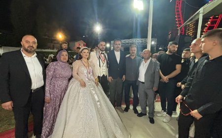AK Parti Bayraklı İlçe Başkanı Tarkan Düzman’dan Düğün Ziyareti