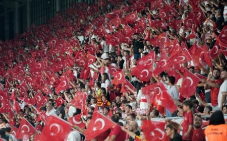 İzmir'de Tribünler Tek Yürek: Mustafa Kemal'in Askerleriyiz