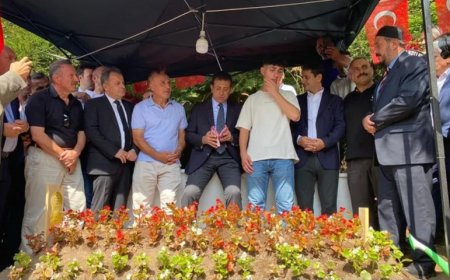 Ekrem İmamoğlu Şehit Akrabasının Mezarında Yasin Suresi Okudu