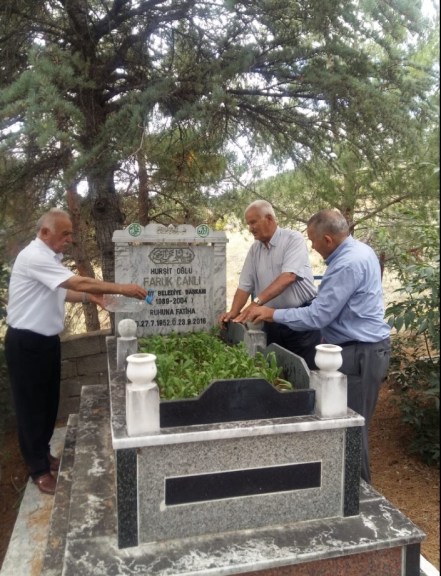 Vefa Ziyareti: Merhum Faruk Canlı'nın Dostları, Uluköy'deki Kabrinde Bir Araya Geldi