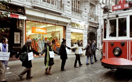Beyoğlu'nda Bir Kadına Sokak Ortasında Taciz: Şüpheliler Gelen Tepkiler Üzerine Tekrar Gözaltında