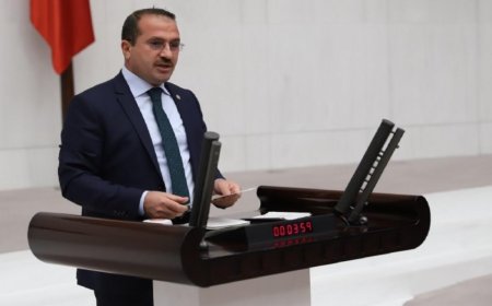 AK Partili Kırkpınar’dan Tugay’a sert eleştiri: Senin İzmir sevgin kıyıya vurmuş ölü balıklardan ibaret