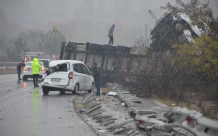 Taşova'da Trafik Kazasına Müdahale Eden Polis Otosuna Tır Çarptı
