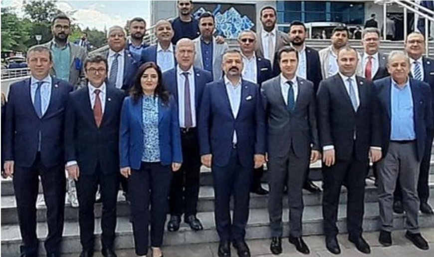 CHP İzmir’de Muhalefet Rüzgarı: Muhalif Vekiller Özelcilere Karşı Öne Geçti