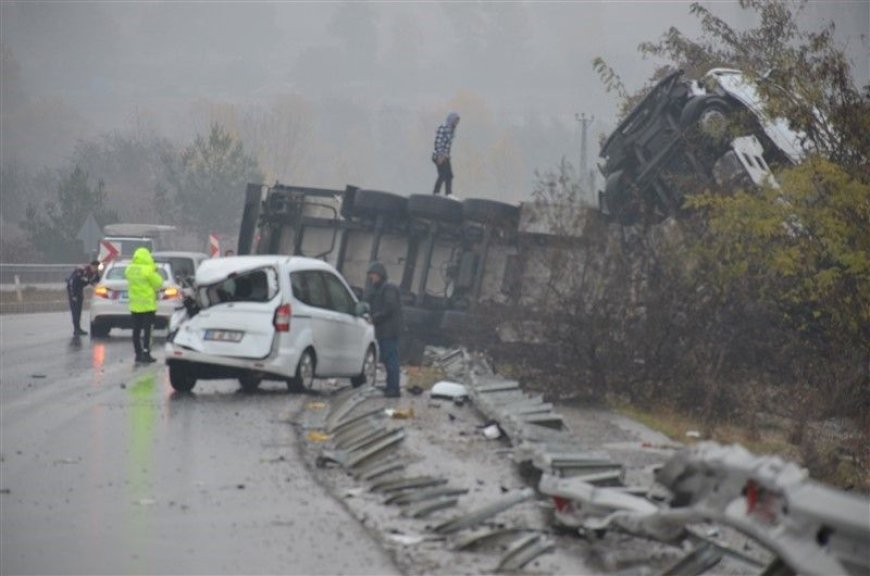 Taşova'da Trafik Kazasına Müdahale Eden Polis Otosuna Tır Çarptı