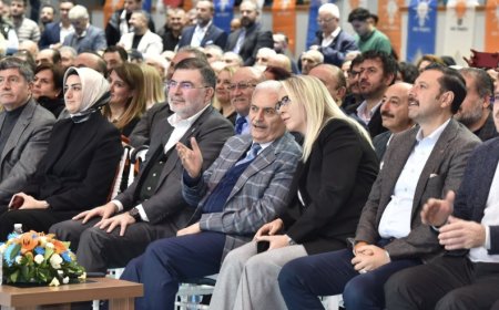 AK Parti İzmir’de Güç Mücadelesi: Fısıltılar Gerçek mi Oluyor?