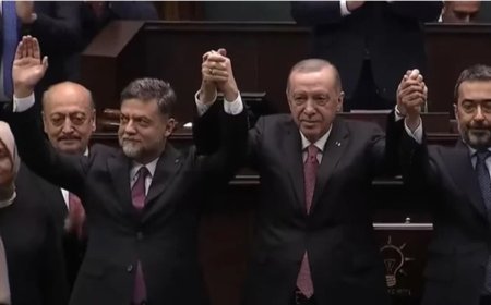 Gelecek Partisi'nden İstifa Eden Nedim Yamalı AKP Sıralarında: Rozetini Erdoğan Taktı