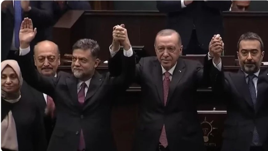 Gelecek Partisi'nden İstifa Eden Nedim Yamalı AKP Sıralarında: Rozetini Erdoğan Taktı