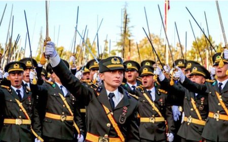 İzmir'in Teğmenlere Çağrısı Türkiye Gündeminde