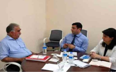 Öcalan'a Kürt Liderliği Payesi: Siyasi Dengeler Değişiyor mu?