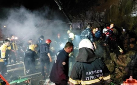 Canik'te dağdan kopan kayalar akaryakıt istasyonunu yıktı: Toprak altında kalanlar var