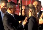 Tarihi İzmir mitinginde ‘Ösen’ sürprizi: Rozetini Özgür Özel taktı!