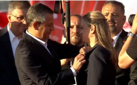 Tarihi İzmir mitinginde ‘Ösen’ sürprizi: Rozetini Özgür Özel taktı!