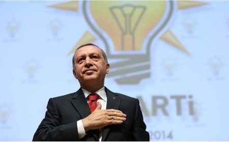 AK Parti’de Sessizlik Derinleşiyor: Güçlü Görünüp Güçsüzleşen Bir İktidarın Hikâyesi