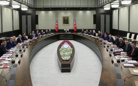 AKP’de Bakan Karnesi Tartışması: Yeni Dönemin İletişim Stratejileri ve İmaj Savaşı