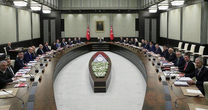 AKP’de Bakan Karnesi Tartışması: Yeni Dönemin İletişim Stratejileri ve İmaj Savaşı