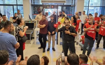 CHP'nin Yerel Yönetim Sistemi Çöküyor mu?  Üç Aydır Maaş Alamayan İşçiler Buca Belediyesi'ni İşgal Etti