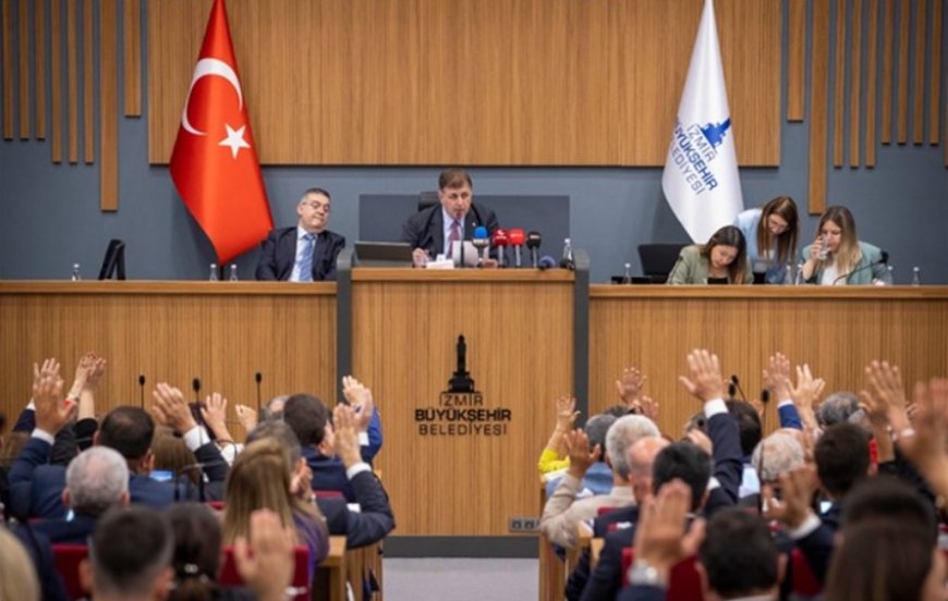 İzmir’de  satış ve özelleştirme  tartışması büyüyor: Gündemde plan değişiklikleri, sokakta çöp ve su kesintisi