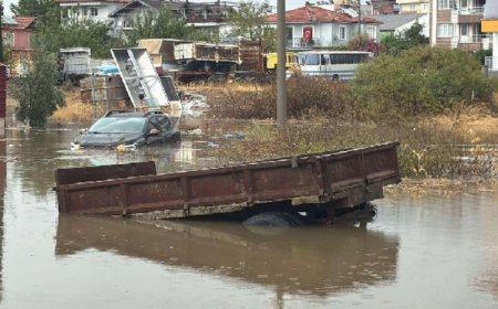 İzmir’de sağanak yağış kenti kilitledi: Manda Çayı’ndaki bariyer koptu, atıklar denize aktı