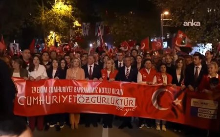 Kadıköy’de cumhuriyet coşkusu: Bağdat Caddesi’nde fener alayı, ülke genelinde kutlamalar